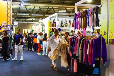 Milan (İtalya), 09 / 21 / 2025 - Milano Moda ve Mücevher Fuarları 'nda büyük bir tüketici ve alıcı hareketi var, en önemli moda ve mücevher fuarlarından biri (Edson de souza / theenews2)