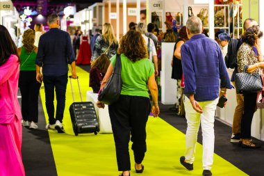 Milan (İtalya), 09 / 21 / 2025 - Milano Moda ve Mücevher Fuarları 'nda büyük bir tüketici ve alıcı hareketi var, en önemli moda ve mücevher fuarlarından biri (Edson de souza / theenews2)