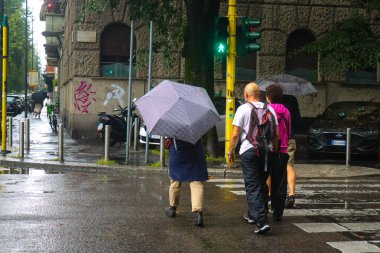 Milan (İtalya), 09 / 22 / 2025 - Pazartesi (22), yağmurlu, düşük sıcaklıklı ve kısmi toplu taşımacılık greviyle Milan 'da alışılmadık bir durum. (Edson De Souza / The Newws2s) 
