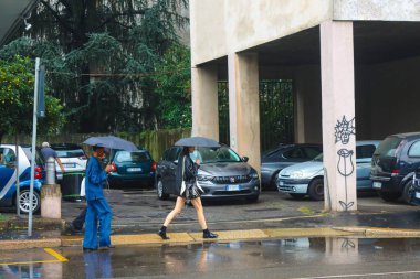 Milan (İtalya), 09 / 22 / 2025 - Pazartesi (22), yağmurlu, düşük sıcaklıklı ve kısmi toplu taşımacılık greviyle Milan 'da alışılmadık bir durum. (Edson De Souza / The Newws2s) 