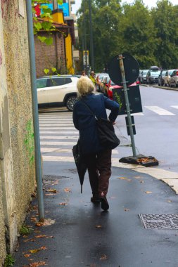 Milan (İtalya), 09 / 22 / 2025 - Pazartesi (22), yağmurlu, düşük sıcaklıklı ve kısmi toplu taşımacılık greviyle Milan 'da alışılmadık bir durum. (Edson De Souza / The Newws2s) 