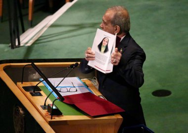 24 Eylül 2025, New York, ABD: İran Cumhurbaşkanı Masoud Pezeshkian, New York 'taki BM karargahında gerçekleşen UNGA 80 Genel Kurul Toplantısında konuşma yaptı (niyi fote / thews2)