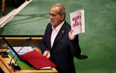 24 Eylül 2025, New York, ABD: İran Cumhurbaşkanı Masoud Pezeshkian, New York 'taki BM karargahında gerçekleşen UNGA 80 Genel Kurul Toplantısında konuşma yaptı (niyi fote / thews2)
