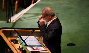 24 Eylül 2025, New York, ABD: İran Cumhurbaşkanı Masoud Pezeshkian, New York 'taki BM karargahında gerçekleşen UNGA 80 Genel Kurul Toplantısında konuşma yaptı (niyi fote / thews2)