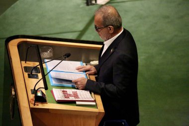 24 Eylül 2025, New York, ABD: İran Cumhurbaşkanı Masoud Pezeshkian, New York 'taki BM karargahında gerçekleşen UNGA 80 Genel Kurul Toplantısında konuşma yaptı (niyi fote / thews2)