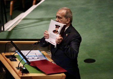 24 Eylül 2025, New York, ABD: İran Cumhurbaşkanı Masoud Pezeshkian, New York 'taki BM karargahında gerçekleşen UNGA 80 Genel Kurul Toplantısında konuşma yaptı (niyi fote / thews2)