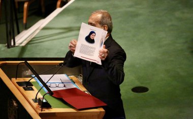 24 Eylül 2025, New York, ABD: İran Cumhurbaşkanı Masoud Pezeshkian, New York 'taki BM karargahında gerçekleşen UNGA 80 Genel Kurul Toplantısında konuşma yaptı (niyi fote / thews2)