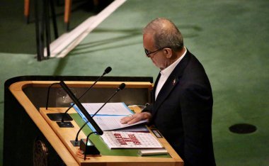 24 Eylül 2025, New York, ABD: İran Cumhurbaşkanı Masoud Pezeshkian, New York 'taki BM karargahında gerçekleşen UNGA 80 Genel Kurul Toplantısında konuşma yaptı (niyi fote / thews2)