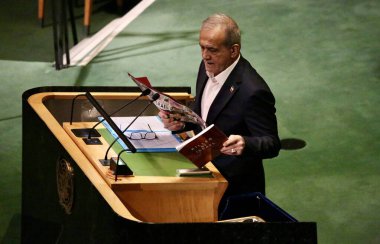 24 Eylül 2025, New York, ABD: İran Cumhurbaşkanı Masoud Pezeshkian, New York 'taki BM karargahında gerçekleşen UNGA 80 Genel Kurul Toplantısında konuşma yaptı (niyi fote / thews2)