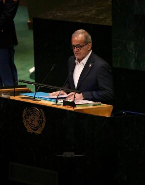 24 Eylül 2025, New York, ABD: İran Cumhurbaşkanı Masoud Pezeshkian, New York 'taki BM karargahında gerçekleşen UNGA 80 Genel Kurul Toplantısında konuşma yaptı (niyi fote / thews2)