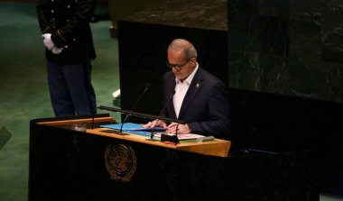 24 Eylül 2025, New York, ABD: İran Cumhurbaşkanı Masoud Pezeshkian, New York 'taki BM karargahında gerçekleşen UNGA 80 Genel Kurul Toplantısında konuşma yaptı (niyi fote / thews2)