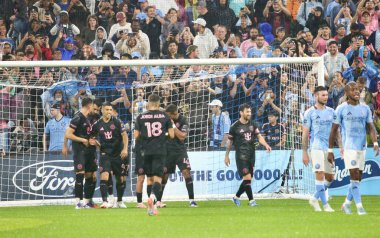 24 Eylül 2025, New York, ABD: Inter Miami 'den Luiz Suarez (# 9) golünü penaltıyla attı ve NYCFC ile MLS, Citifield stadyumu (niyi fote / thews2) için geçerli olan Inter Miami arasında hafif yağış sırasında takım arkadaşlarıyla kutluyor.)