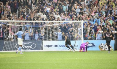 24 Eylül 2025, New York, ABD: Inter Miami 'den Luiz Suarez (# 9) golünü penaltıyla attı ve NYCFC ile MLS, Citifield stadyumu (niyi fote / thews2) için geçerli olan Inter Miami arasında hafif yağış sırasında takım arkadaşlarıyla kutluyor.)