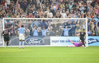24 Eylül 2025, New York, ABD: Inter Miami 'den Luiz Suarez (# 9) golünü penaltıyla attı ve NYCFC ile MLS, Citifield stadyumu (niyi fote / thews2) için geçerli olan Inter Miami arasında hafif yağış sırasında takım arkadaşlarıyla kutluyor.)