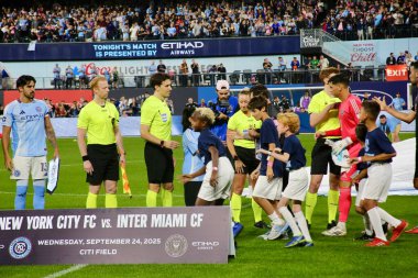 24 Eylül 2025, New York, ABD: Oyuncular New York 'taki Citifield Stadyumu' nda NYCFC ve Inter Miami arasında oynanan futbol maçında birbirlerini selamlıyorlar (niyi fote / thews2)
