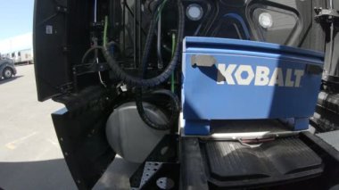 Yarı-Kamyon bir karavandan ayrılıyor. 3 Haziran 2018 'de Twin Falls, Idaho' da çekildi.