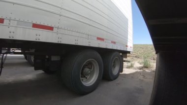 Yarı-Kamyon Karavanı Tandems İleri ve Uzaklaşıyor. Kamera açısı aracın solunda, aksiyona ve arkaya bakıyor. 3 Haziran 2018 'de Twin Falls, Idaho' da çekildi..