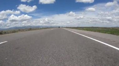 Otoyol Sürat Hızı. Kamera açısı kabaca yol yüzeyinden 10 cm ileride ve düzlemde. 1 Haziran 2018 'de ABD' nin Kırsal Idaho şehrinde çekildi..