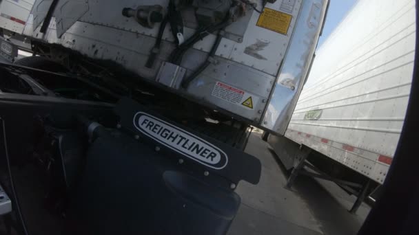 Ημι Φορτηγό Αποσύνδεση Από Ένα Ρυμουλκούμενο Κινηματογραφήθηκε Στο Twin Falls — Αρχείο Βίντεο