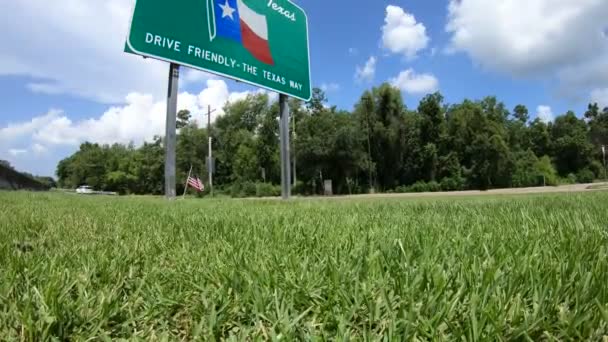 Zaman Atlamalı Görüntüleri Interstate Texas Hoş Geldiniz Devlet Tabelada Turuncu — Stok video