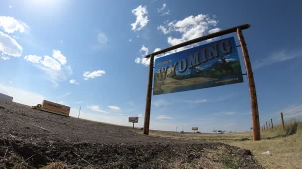 Imágenes Time Lapse Del Letrero Welcome Wyoming Forever West Interestatal — Vídeos de Stock