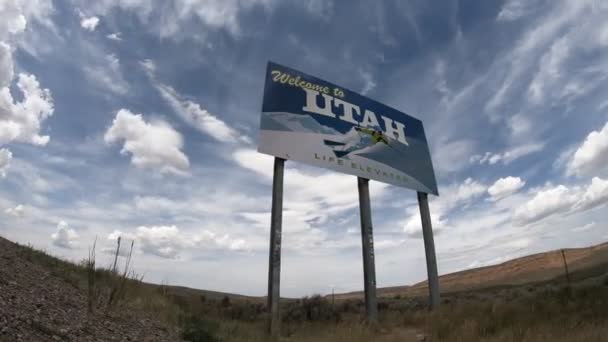 Time Lapse Footage Välkommen Till Utah Skylten Interstate Lämnar Wyoming — Stockvideo