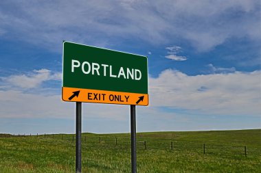 Gökyüzü Arkaplanındaki PORTLAND Yeşil Tahtası