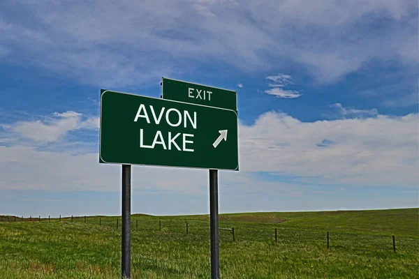 Avon Lake Green Board Über Den Hintergrund Des Himmels — Stockfoto