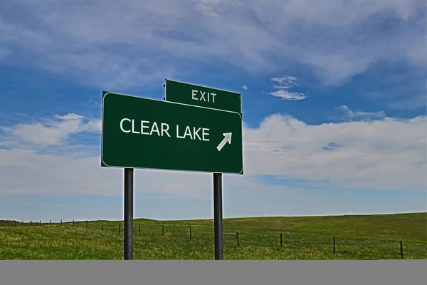 Clear Lake Green Board Auf Dem Hintergrund Des Himmels — Stockfoto
