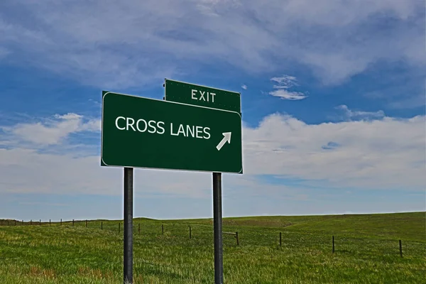 Cross Lanes Green Board Pozadí Oblohy — Stock fotografie