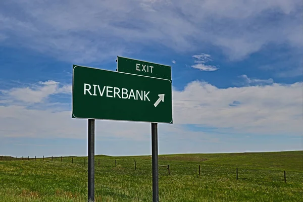 Riverbank Green Board Sky Bakgrund — Stockfoto