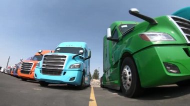 Düşük açı saat yönünde kaydırma Shot in yepyeni Freightliner Cascadia yarı kamyon Salt Lake City, Utah 19 Ağustos 2018 yakınındaki bir galerisinde.