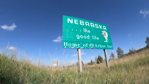 Zeitraffer Von Willkommen Nebraska Straßenschild Über Blauem Himmel Hintergrund — Stockvideo
