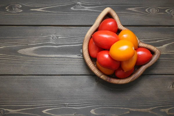 Diferentes Tomates Plato Madera — Foto de Stock