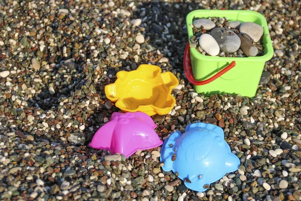 太陽が降り注ぐビーチはクローズ アップの砂場のカラフルなおもちゃ — ストック写真