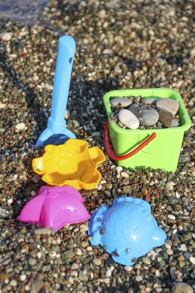 Sunny beach yakın çekim üzerinde sandpit için renkli oyuncaklar 