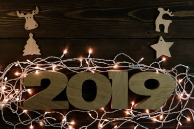 Yeni yıl 2019 koyu ahşap arka plan üstten görünüm üzerinde