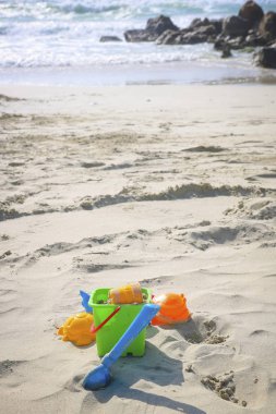 Kumlu plajda çocuk oyuncakları