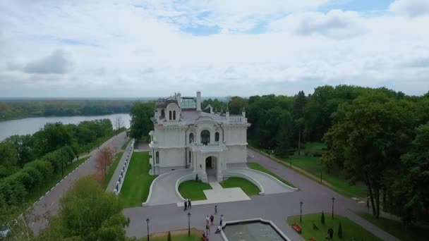 Noblemans estate, a gyártó Aseev 01. Légi felvételek. A ház épült, szecessziós stílusban. — Stock videók