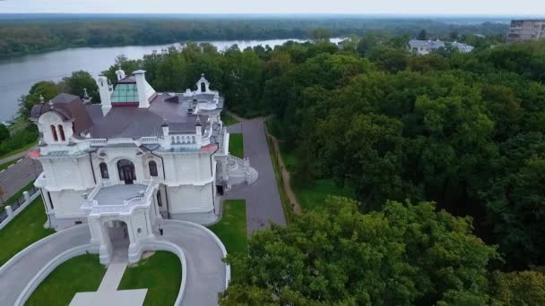 Het landgoed van de noblemans van de fabrikant Aseev 02. Luchtfotografie. Het huis werd gebouwd in de Art Nouveau-stijl. — Stockvideo
