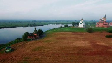Göl kıyısında bir manastır. Hava fotoğrafçılığı. 03