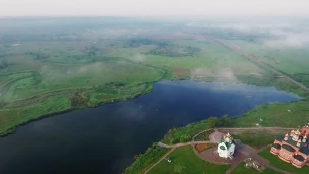 Un couvent sur la rive du lac. Photographie aérienne. 01 01 — Video