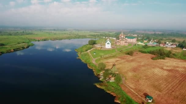 湖岸边的修道院。空中摄影。05 — 图库视频影像