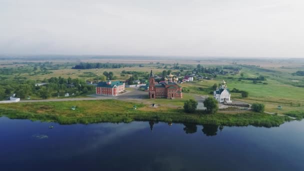 Un convento en la orilla del lago. Fotografía aérea. 06 — Vídeo de stock