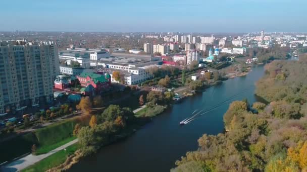 Automne, rivière, prise de vue depuis un quadrocopter. Couleurs de charme de l'automne, un bateau à moteur se précipite le long de la rivière 