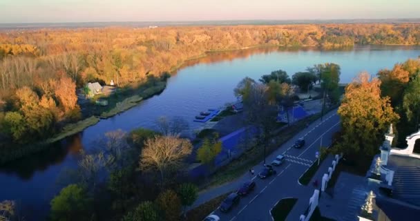 Autumn Embankment and an old noble house. Aerial photography 02 — Stock Video