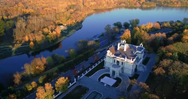 Herfst Embankment en een oud adellijk huis. Luchtfotografie 03 — Stockvideo