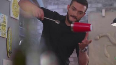 Genç bir barmen arkadaşlara güzel ve lezzetli bir kokteyl hazırlıyor. Renkli kokteyllerin manzarası