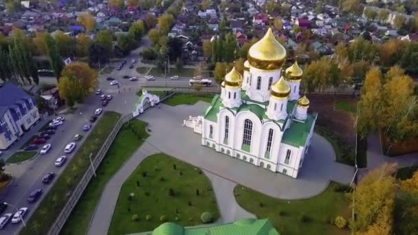 Igreja Ortodoxa Trindade em Tambov. Vídeo aéreo 04 — Vídeo de Stock