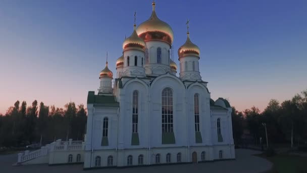 Igreja Ortodoxa Trindade em Tambov. Vídeo aéreo 01 — Vídeo de Stock